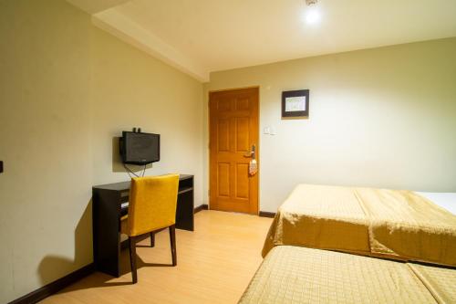 TV a/nebo společenská místnost v ubytování Festive Hotel Makati