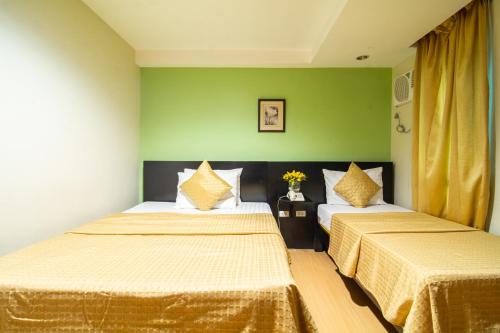 Postel nebo postele na pokoji v ubytování Festive Hotel Makati