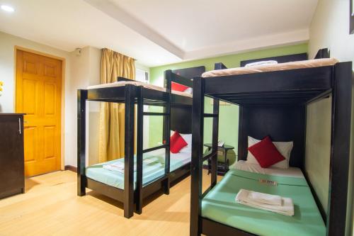 Postel nebo postele na pokoji v ubytování Festive Hotel Makati