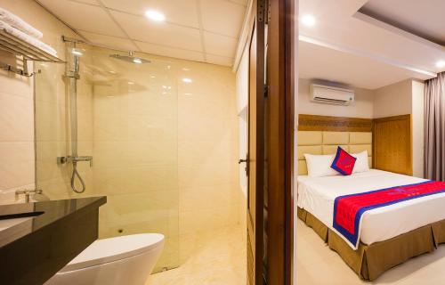 ein Bad mit einem Bett, einer Dusche und einem WC in der Unterkunft Sun City Hotel in Nha Trang