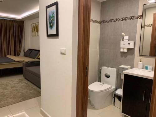 een badkamer met een toilet en een wastafel in de kamer bij Laguna beach condo resort 3 maldives pattaya ลากูน่า บีช คอนโด รีสอร์ต 3 พัทยา in Jomtien Beach