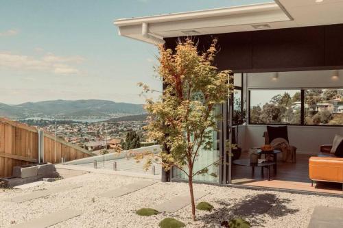 ホバートにあるAmazing view Architech Home 8Minutes to Hobart CBDの市街の景色を望む家