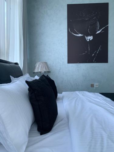 Postel nebo postele na pokoji v ubytování Beautiful 2 Bedroom High Floor Bays