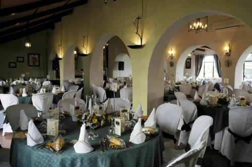 una habitación llena de mesas y sillas en una habitación en Mesón de la Molinera, en Arcos de la Frontera