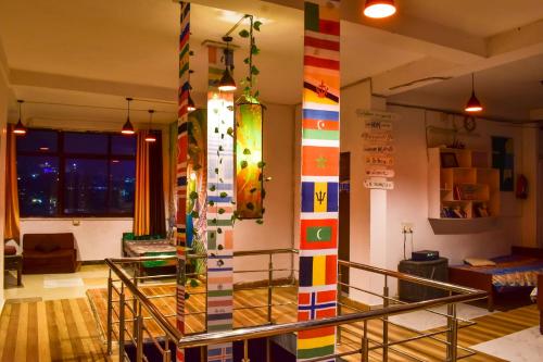 Skyard Hostel Rishikesh Laxman Jhulaにあるシーティングエリア