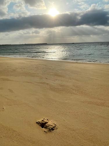 een voetafdruk in het zand op het strand bij Wutong Homestay in Huxi