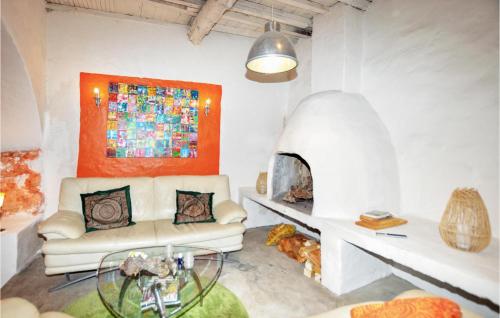 un salon avec un canapé et une cheminée dans l'établissement Gorgeous Home In Villeseque Des Corbier, à Villesèque-des-Corbières