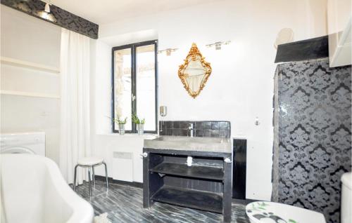 Koupelna v ubytování Stunning Home In Villeseque Des Corbier With Kitchen