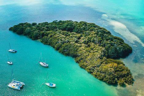 een eiland in de oceaan met boten in het water bij Tours In Mauritius including all Taxi Service in Curepipe