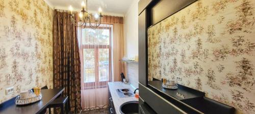 a bathroom with two sinks and a window at CezAri ApartHotel in Braşov