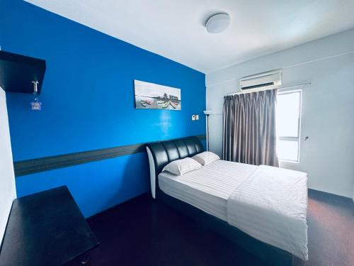 Habitación azul con cama y ventana en PD MARINA RESORT 2, en Port Dickson