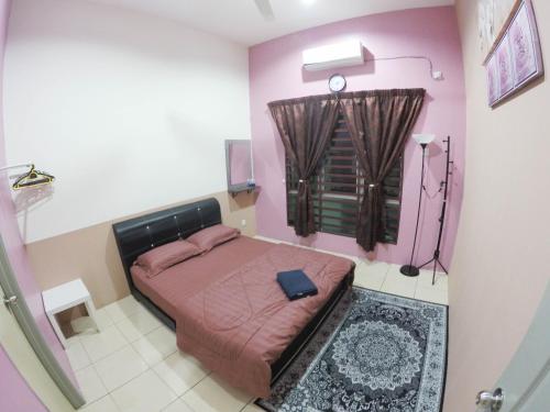 een kleine slaapkamer met een bed en een raam bij D HOMESTAY SERI ISKANDAR in Seri Iskandar