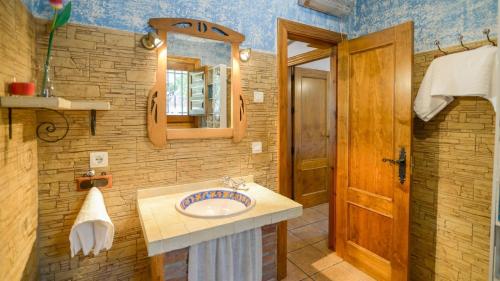 bagno con lavandino e specchio di Cortijo los Chinos Órgiva by Ruralidays a Órgiva