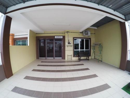 an empty room with an open floor plan at D HOMESTAY SERI ISKANDAR in Seri Iskandar