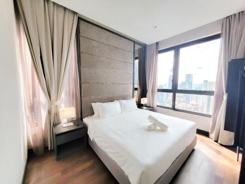 1 dormitorio con cama blanca y ventana grande en KLCC View 8 Kia Peng Residence Kuala Lumpur en Kuala Lumpur