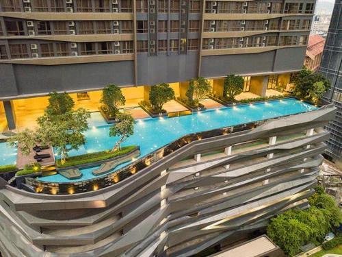 Vaade basseinile majutusasutuses KLCC View 8 Kia Peng Residence Kuala Lumpur või selle lähedal