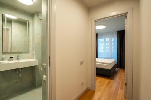 Ένα μπάνιο στο Sunrise Ugales Apartments