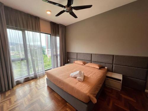 sypialnia z łóżkiem i wentylatorem sufitowym w obiekcie LOVEly 2 bedrooms Premier Suite Vista FREE WIFI w mieście Genting Highlands