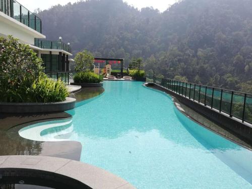 una piscina con acqua blu di fronte a un edificio di LOVEly 2 bedrooms Premier Suite Vista FREE WIFI a Resorts World Genting