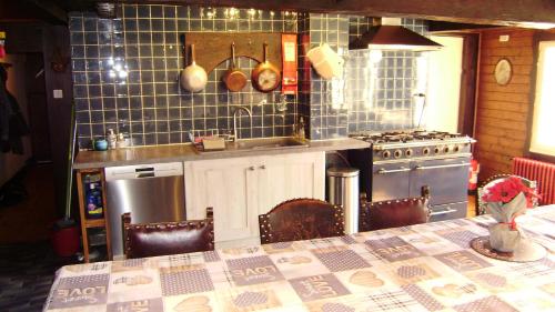 a kitchen with a table with chairs and a stove at Ski La Cote in La Chapelle-dʼAbondance