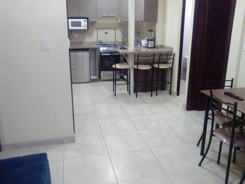 Una cocina o zona de cocina en Hospedaje en departamento entero de 2 habitaciones