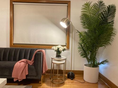 sala de estar con sofá y maceta en Style/Comfort/Spacious 4 bedroom house plus study, en Melbourne