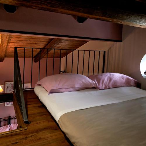 a large bed with pink pillows in a bedroom at Piana la Gatta in Cusano Mutri