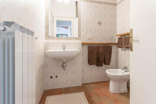 W łazience znajduje się umywalka, toaleta i lustro. w obiekcie Marzia - Agriturismo La Valentina w mieście Talamone