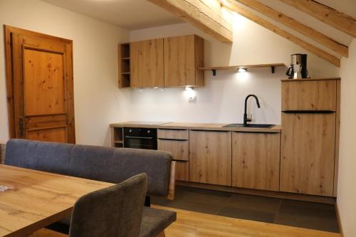 cocina con armarios de madera y mesa de madera en Wiesemann Biohof, en Anterselva di Mezzo