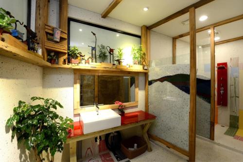 a bathroom with a sink and a mirror at Winsor's Han-Guan in Jiufen