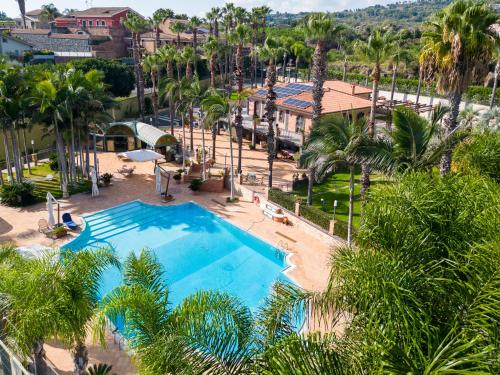 Una vista aérea de una piscina con palmeras. en Villa Grandiosa FC, en Aci Catena