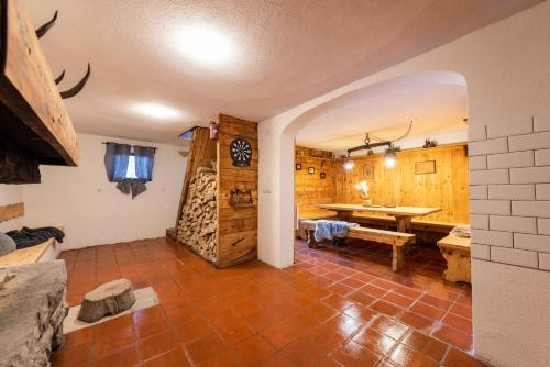 Habitación grande con mesa y pared de madera. en Cottage Gordana, en Begovo Razdolje