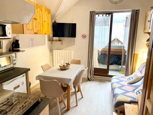 małą kuchnię ze stołem i krzesłami w pokoju w obiekcie Duplex Samoëns 4/6 couchages w mieście Samoëns