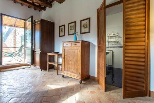 タラモーネにあるClementina-agriturismo la Valentinaの木製のキャビネットとテーブルが備わる客室です。