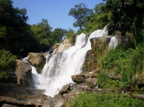 una cascata sul fianco di una montagna alberata di Cactus Hostel a Chiang Mai