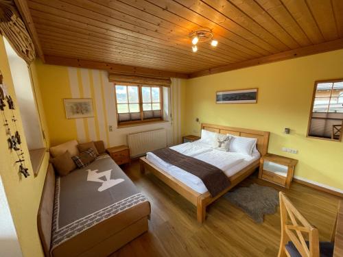 - une chambre avec un lit et une table dans l'établissement Apartments Golfweg, à Kitzbühel