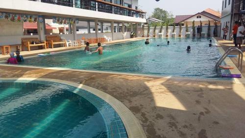 um grupo de pessoas a nadar numa piscina em Cactus Hostel em Chiang Mai