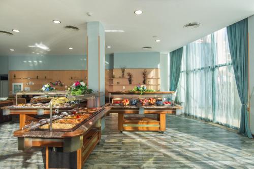 una línea de buffet con muchos tipos diferentes de comida en Hotel Primorsko Del Sol, en Primorsko