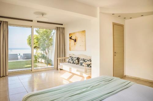 Káto Váthia的住宿－Villa Bella Elena，一间卧室设有一张床和一个大窗户