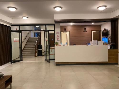 Ο χώρος του λόμπι ή της ρεσεψιόν στο Travelers Inn Matina