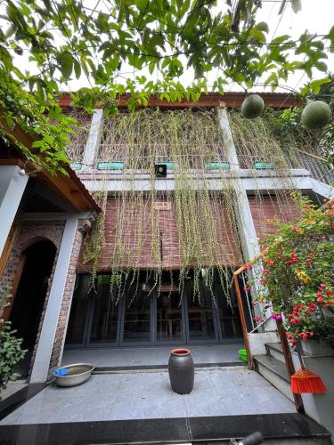 un edificio con tetto di paglia e pianta di Đường Lâm Village a Sơn Tây