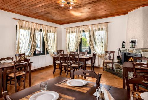 Reštaurácia alebo iné gastronomické zariadenie v ubytovaní Limnaio