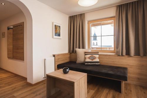 a small room with a bench and a window at Apartement Almhof Fiss in Fiss