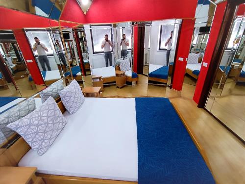 a room with mirrors and a bed in a train at Motel Gas-Petrol Samac in Bosanski Šamac