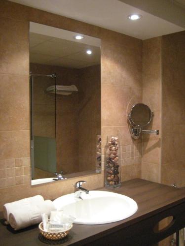 a bathroom with a sink and a mirror at Aparthotel Puerto Mar in Peniscola