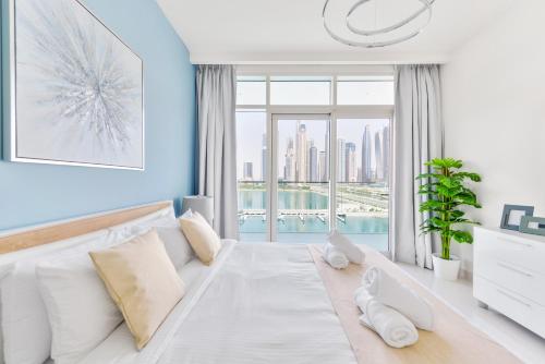Postel nebo postele na pokoji v ubytování Ultra Luxury Emaar Beachfront - Private Beach and Pool