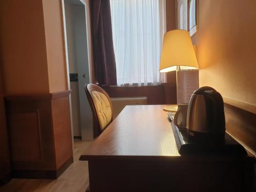 Zimmer mit einem Schreibtisch mit einer Lampe und einem Stuhl in der Unterkunft Le Club Boutique Hotel in Lecce