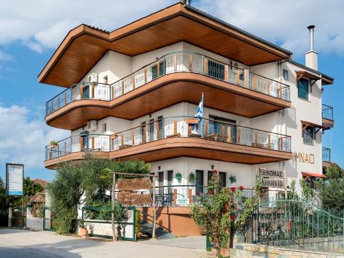 un edificio con balcones en un lateral en Limnaio, en Chrysohorafa