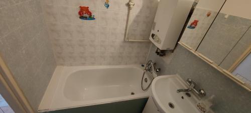 a bathroom with a tub and a toilet and a sink at Apartament Jarosław na wyłączność in Jarosław