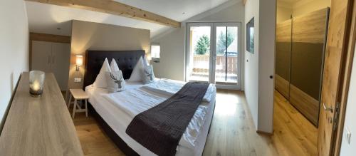 a large bedroom with a large bed and a window at Apartments Golfweg in Kitzbühel
